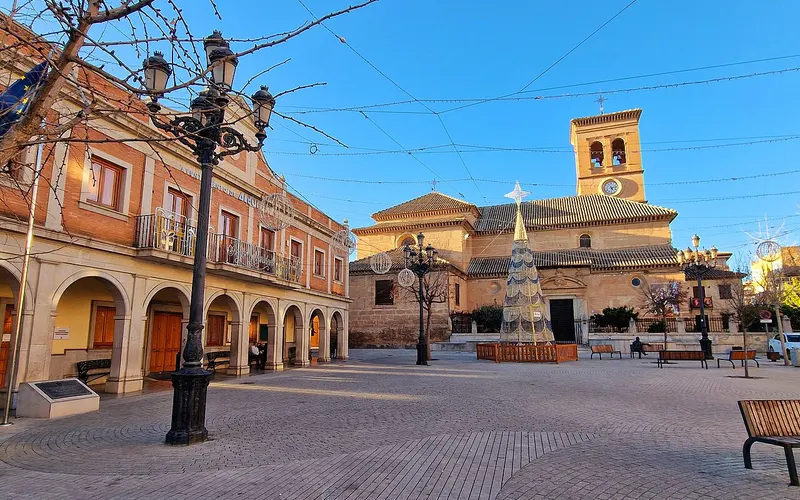 Ayuntamiento e iglesia de Albolote